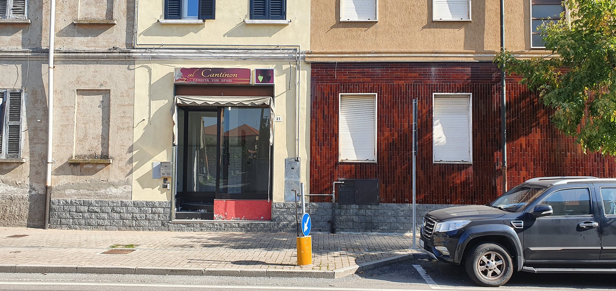 Facciata e vetrina del negozio in vendita in Via Marconi 31 a Turate